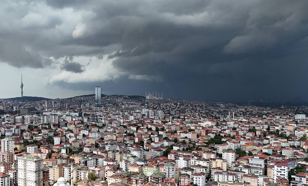 İstanbul'da sağanak hayatı felç etti! Araçlar sular altında kaldı 79